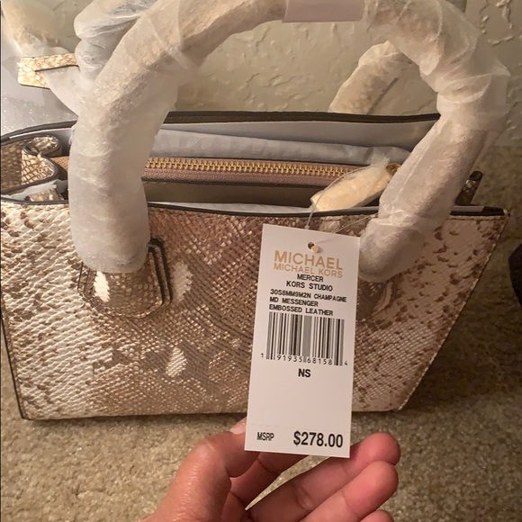 Michael kors Bundle Satchel/size 7 sandals🧚‍♀️ - Picture 4 of 4